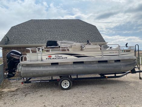 Fishing boats For Sale by owner | 2006 SunTracker Fishin' Barge 21